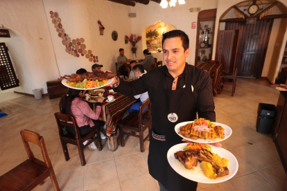 Los restaurantes ingresan dentro de los locales del sector turístico que podría contratar personal por horas.
