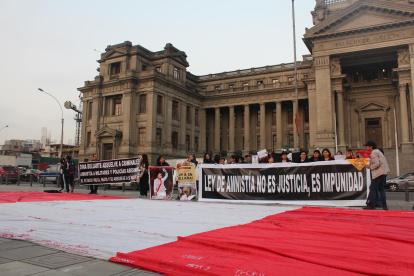 Personas se manifiestan contra la ley de amnistía frente al Palacio de Justicia este miércoles, en Lima (Perú).