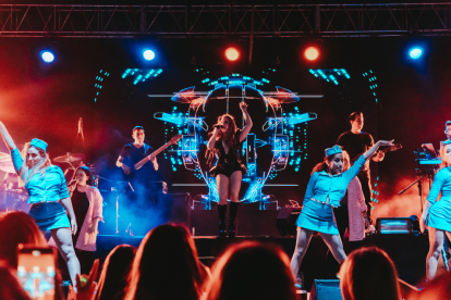 María Gracia Viteri lidera Fiesta Pop, el espectáculo que revive los grandes éxitos del pop con banda en vivo, visuales y artistas invitados.