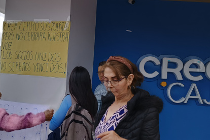 Afectados de la Cooperativa CREA realizan plantones fuera de las instalaciones de la institución financiera.