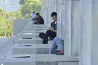 Una persona leyendo frente a la Facultad de derecho de la Universidad de Buenos Aires (UBA), en Buenos Aires (Argentina).