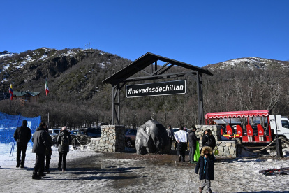 Turistas disfrutan de las instalaciones del Centro de Esquí Nevados de Chillán en la provincia de Ñuble, Chile, el 10 de julio de 2025.