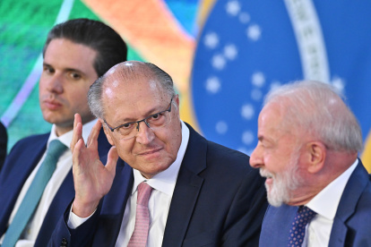 El vicepresidente Geraldo Alckmin (i), y el presidente de Brasil, Luiz Inácio Lula da Silva, durante la firma del paquete de ayudas a los exportadores afectados por los aranceles de Estados Unidos impuestos a Brasil este miércoles, en el Palacio del Planalto en Brasilia (Brasil). "Ya hablé con la India, con China, con Sudáfrica, y voy a hablar con Francia, con Alemania y con todo el mundo" a fin de promocionar le oferta exterior de Brasil, dijo Lula en una ceremonia en la que el Gobierno anunció un paquete de ayuda a los exportadores afectados por los aranceles del 50 %. EFE/ Andre Borges