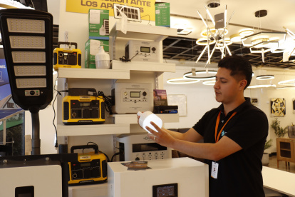 Almacén. Un ejecutivo de venta de una tienda en Quito muestra uno de los focos recargables que más se están vendiendo en estos días.
