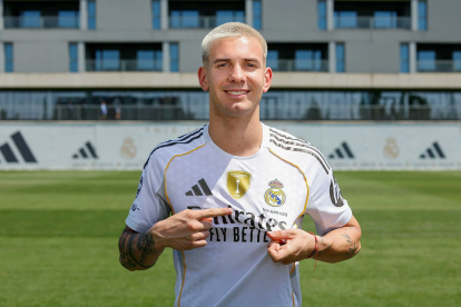 Franco Mastantuono lució el blanco puro en su presentación con Real Madrid este jueves 14 de agosto.
