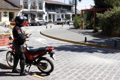 Calles de Cumbayá, como la Manabí, están copadas de diversos negocios. Algunos cuentan con seguridad privada.