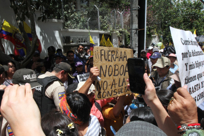 El 12 de mayo, fuera de las instalaciones de la Corte Constitucional del Ecuador, dos manifestaciones se encontraron, los que estaban a favor y en contra del régimen.