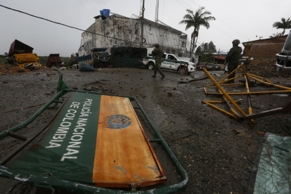 Foto referencial. Ataque del  20 de mayo de 2024 que muestra a militares que custodian una casa destruida frente a estación de Policía hostigada por disidentes de las FARC en Morales, departamento de Cauca.
