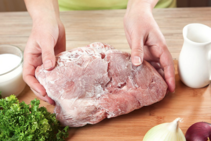 Descongelar el pollo en refrigeración es el método más seguro para preservar su textura y evitar riesgos alimentarios.