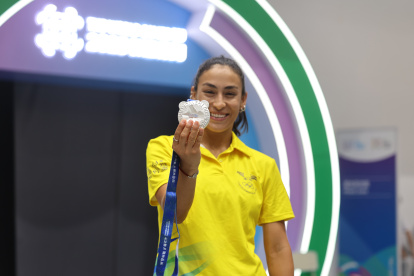 La ecuatoriana Gabriela Vargas empuñando la plata con la que suma ya 3 preseas en China.