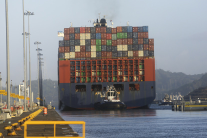 Un barco cruzando el Canal de Panamá.