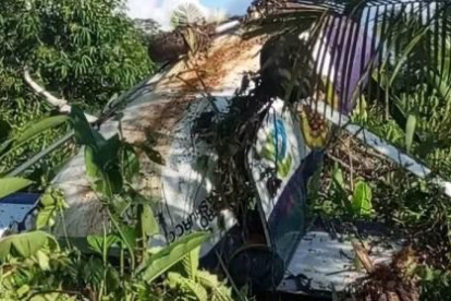 La aeronave cayó entre la espesa vegetación, a apenas 500 metros de la pista, dejando a sus tres ocupantes con heridas leves.
