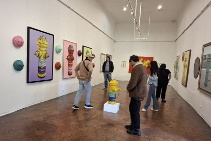 170 obras distribuidas en seis salas y cinco espacios adicionales son parte de la exposición.