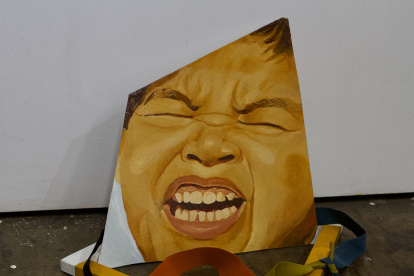 La propuesta de Merchán combina pintura, objetos encontrados, fotografía intervenida y más.