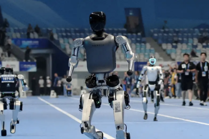 Robots humanoides compiten en pruebas de velocidad, kung-fú y tareas médicas en los Juegos Olímpicos tecnológicos de Pekín.