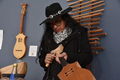 Pablo Jacho Topón es el investigador y lutier de los instrumentos que constan en la muestra.