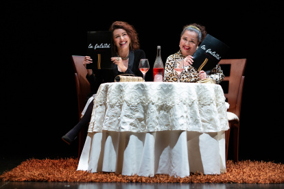 Las actrices, Tannia Salas y Sonia del Cisne dan vida a las protagonistas de esta cómica puesta en escena.