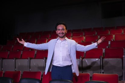 Delgado fue bailarín de la Compañía de Danza de la Universidad de Cuenca, presentando emblemáticas piezas en el teatro.