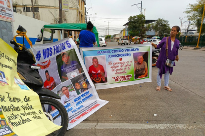 Familiares de Manuel Cedeño, uno de los obreros desaparecidos, realizaron un marcha en Valencia, Los Ríos, para exigir respuestas a las autoridades.