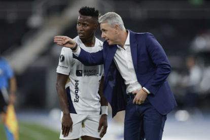 Tiago Nunes resaltó el juego de los albos en el campo del Fogao.