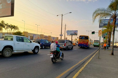 EN QUEVEVEDO FALTA MAS CONTROL PARA LOS QUE ANDAN EN MOTO. AG-EXTERNOS