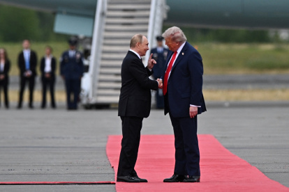 El presidente Donald Trump saluda a Vladimir Putin, en la pista de la Base Conjunta Elmendorf-Richardson en Anchorage, Alaska, el 15 de agosto de 2025.