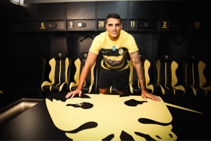 Erik Lamela frente a la bandera de su último club, el AEK Atenas de Grecia.