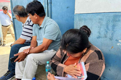 Un grupo de familiares de uno de los trece mineros asesinados en yacimiento aurífero de la región peruana de Pataz, durante su velorio, en Trujillo.