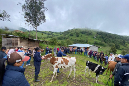 Turismo. Guías comunitarios acompañan a turistas por los senderos de Baquerizo Moreno, para realizar turismo rural.