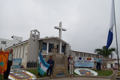Civismo. Los pobladores honrar la lucha de quienes impulsaron la cantinización y posan en los monumentos.