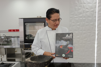 Chef. El chef Gerardo León sostiene el libro premiado “Ají – Salsas Picantes”, orgullo de la gastronomía ecuatoriana.