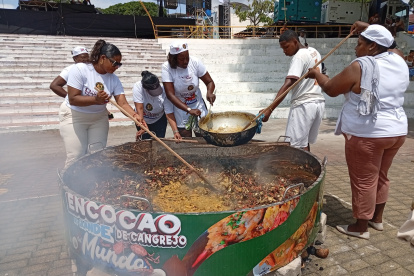 Platillo. Cocineras locales se unieron para preparar el plato.