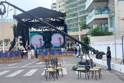 El montaje del escenario donde se efectuará la gala quedó listo la mañana de este sábado