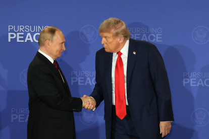 Trump y Putin e saludan al finalizar una declaración conjunta este viernes, en Anchorage