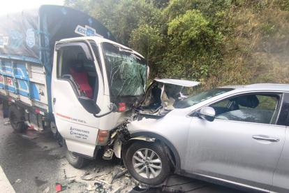 Accidente en la vía Quito–Santo Domingo deja cinco heridos a la altura de Calacalí.