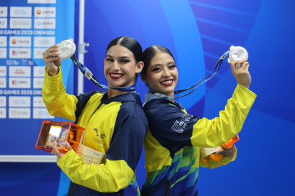 Fabiana Vélez y Jennifer García con la medalla de plata, la primera de Ecuador en esta disciplina.