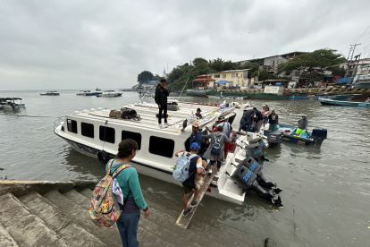 Movilidad. Comuneros de la isla Puná salen todas las mañanas en una embarcación hacia el sector de la Caraguay.