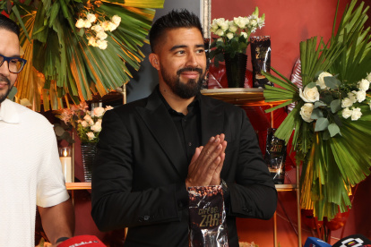 El exjugador de Emelec, Cristhian Noboa, hizo el lanzamiento de El Café del Zar.