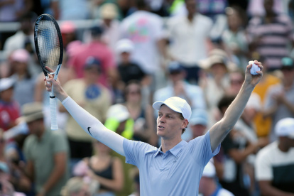 Jannik Sinner celebras tras inscribir su nombre en la final de Cincinnati.