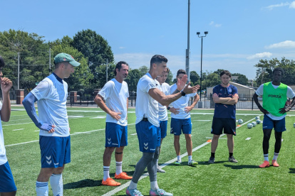 Alemanes y estadounidenses encabezan la delegación de entrenadores y jugadores que están llevando el fútbol al último país donde no existía hasta la fecha la disciplina.
