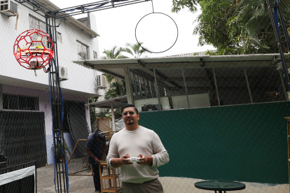 Uno de los organizadores durante una demostración del Drone Soccer en Ecuador.