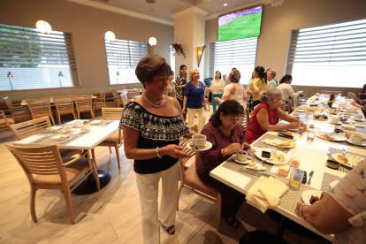 Oro Verde. En las tardes de té los guayaquiñelos también bailan y celebran cumpleaños.