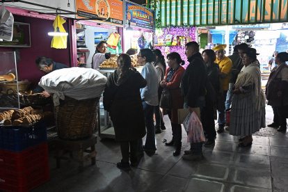 Pan. Ciudadanos de Bolivia hacen fila para encontrar pan fresco ante una crisis económica que encareció varios productos alimenticios básicos y la gasolina para vehículos.