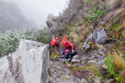 Un joven de 18 años sufrió una caída de aproximadamente 10 metros mientras caminaba en el Rucu Pichincha.