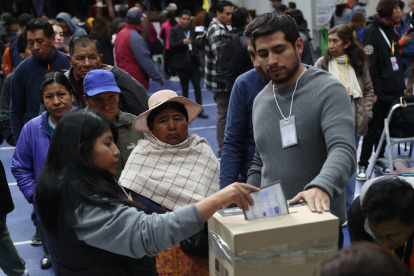 AME901. LA PAZ (BOLIVIA), 17/08/2025.- Una mujer vota este domingo, en un centro de votación en La Paz (Bolivia). Más de 7,5 millones de bolivianos acudirán a las urnas a partir de las 8.00 hora local (12.00 GMT) para elegir al próximo presidente, vicepresidente y legisladores, en un cierre electoral marcado en las últimas horas por denuncias de "campaña sucia" y el llamado al voto nulo por parte del expresidente Evo Morales. EFE/ Luis Gandarillas