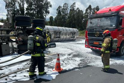 Este domingo 17 de agosto se registró el volcamiento de un tanquero con derrame de combustible en la calzada del sector Tababela, redondel de Alpachaca.
