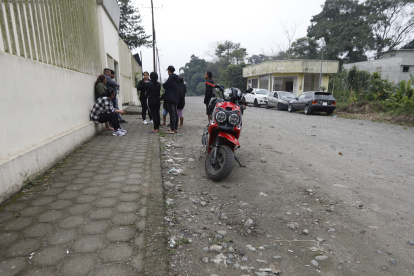 Familiares y allegados de los fallecidos llegan a la morgue de Santo Domingo en busca de información.