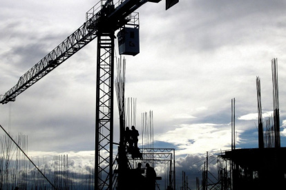 La UTPL transforma relaves mineros en ladrillos ecológicos mediante bacterias que sellan metales pesados y prolongan la vida de las construcciones