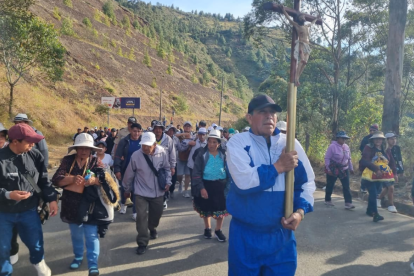 El esfuerzo físico no detiene a los devotos que caminan junto a la "Churonita" con fe y gratitud