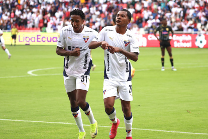 De la Cruz y Bryan Ramírez en el festejo del empate de Liga de Quito.